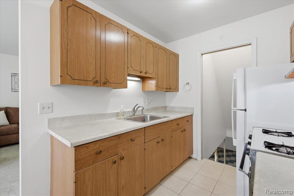20290 Vernier Road, Harper Woods, MI 48225 — Photo 12