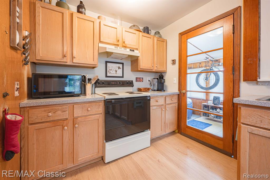 406 COMMON Street, Walled Lake, MI 48390 — Photo 8