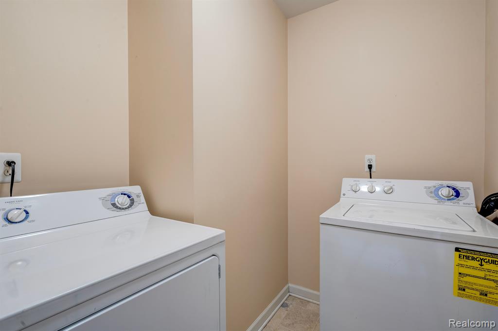 41211 N MAPLEWOOD Drive, Canton, MI 48187 — Photo 30