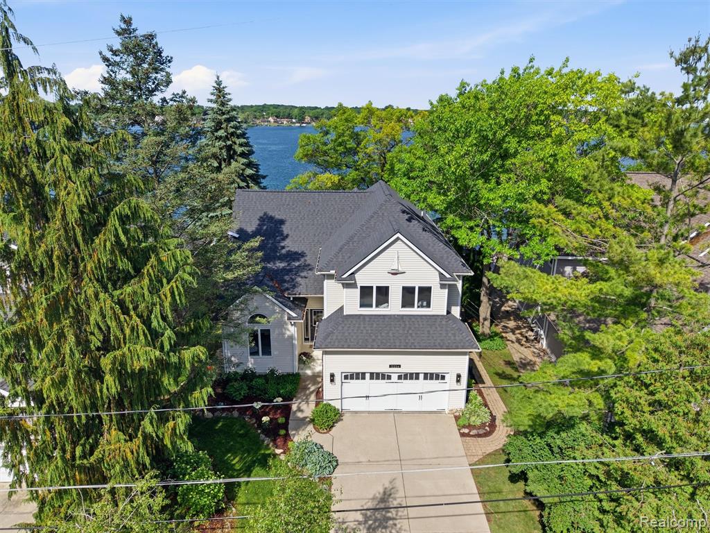 12224 Mantawauka Drive, Fenton, MI 48430