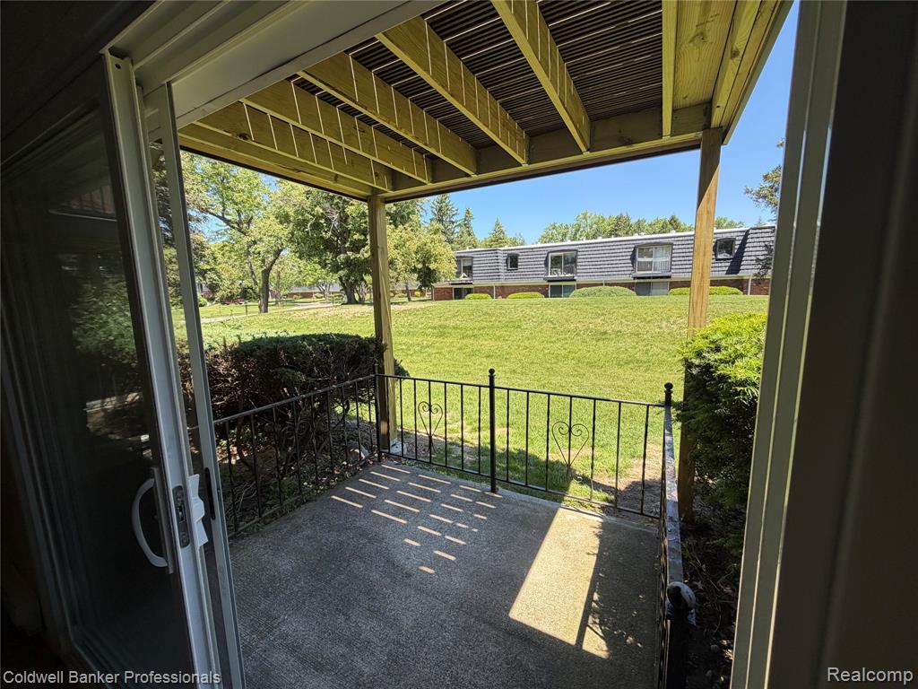1830 Colonial Village Way, 1, Waterford, MI 48328 — Photo 4