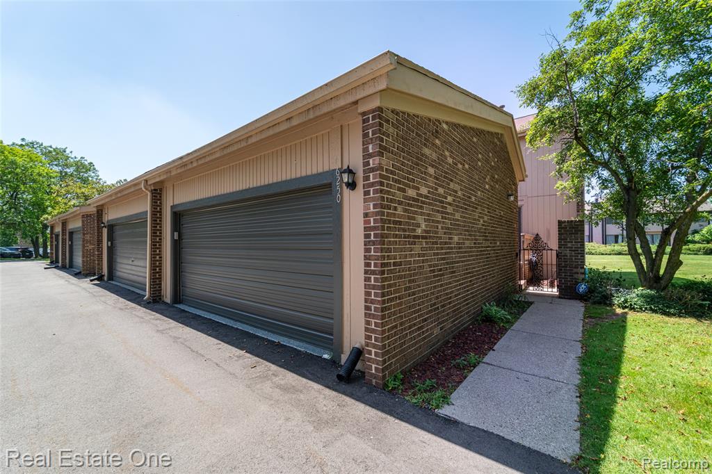 6250 Potomac Circle, West Bloomfield, MI — front exterior