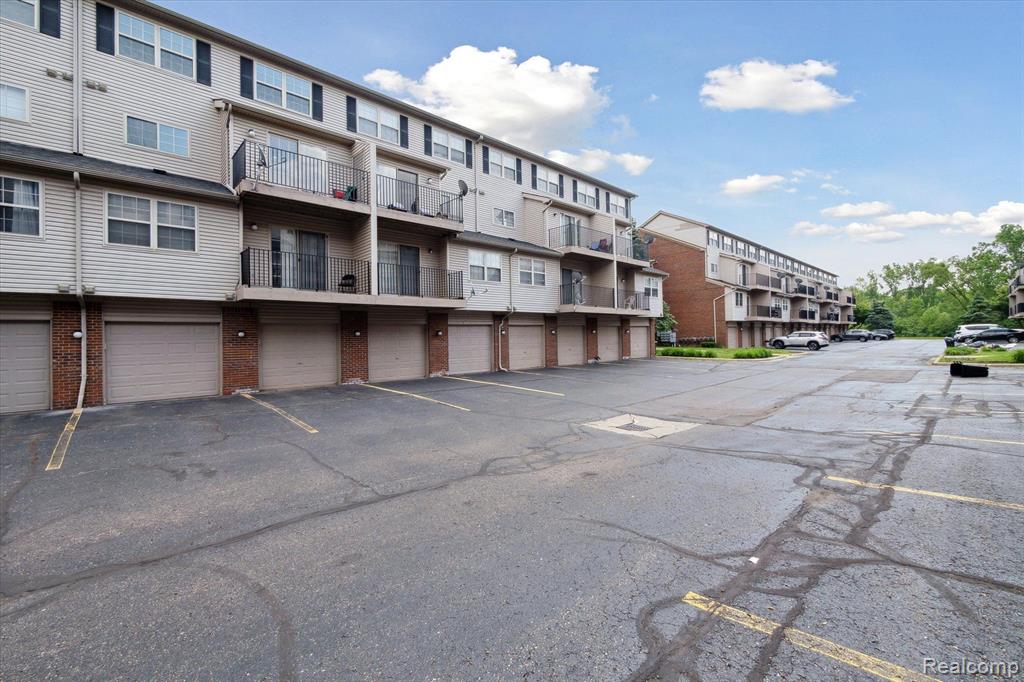 29399 GLEN OAKS Boulevard E, Farmington Hills, MI 48334 — Photo 32