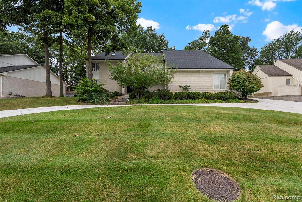 5322 Pond Bluff Drive, West Bloomfield, MI 48323 — Photo 2