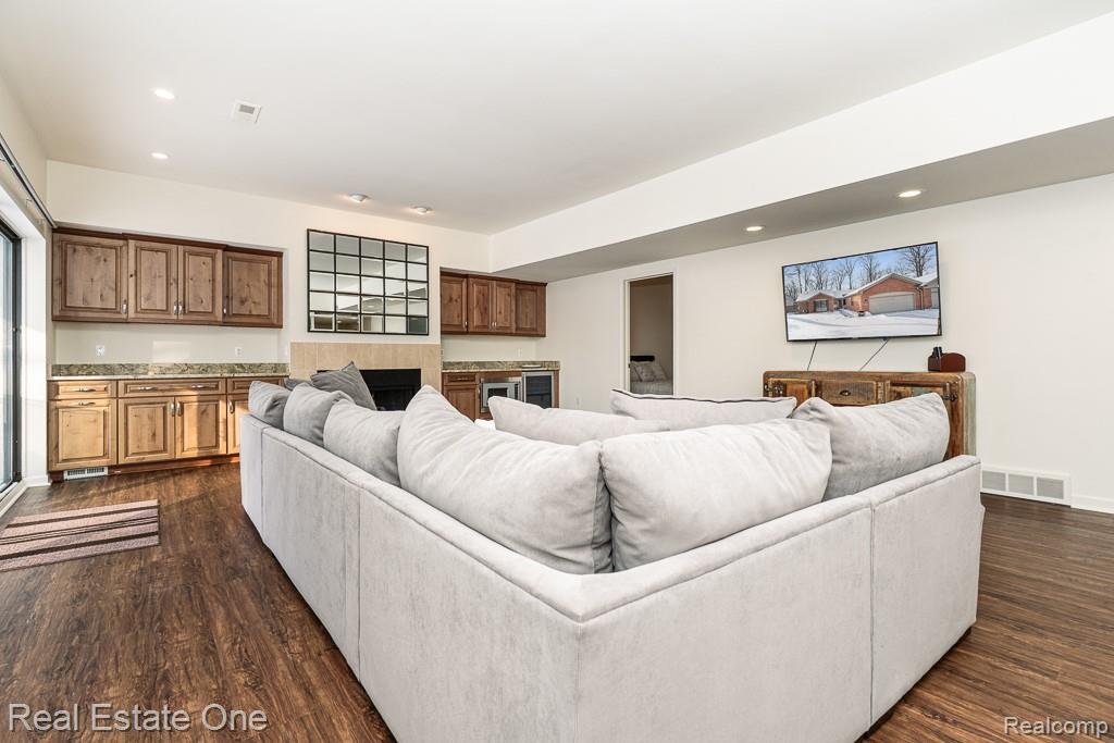7086 Danbrooke Court, West Bloomfield, MI — Photo 32