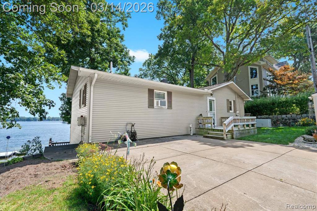 978 Ridge Court, Chelsea, MI 48118 — Photo 2