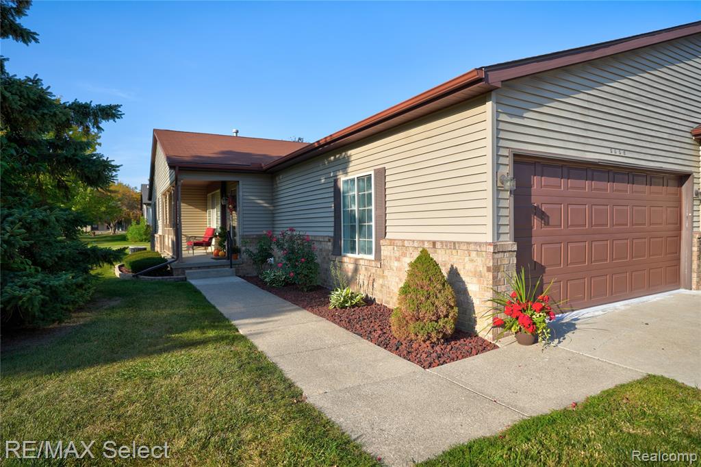 5059 Sandalwood Drive, Grand Blanc, MI 48439 — front exterior