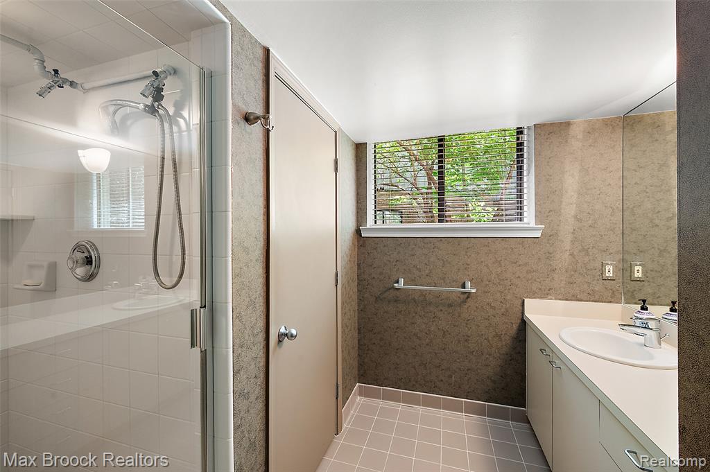 4872 Cliffside Drive, West Bloomfield, MI 48323 — Photo 31