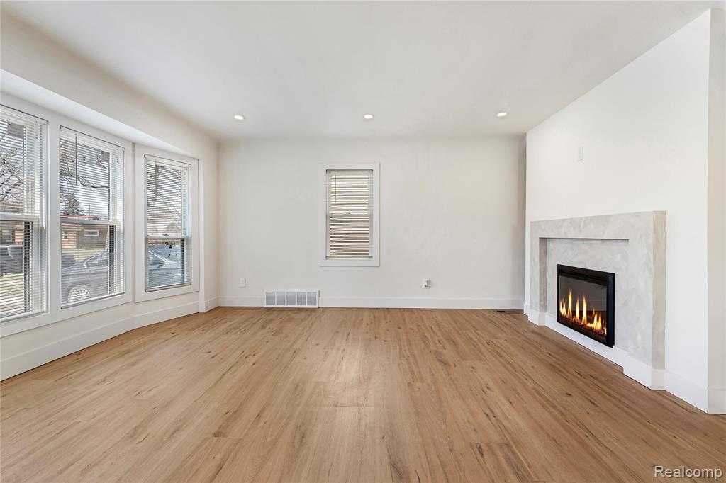 24220 Cloverlawn Street, Oak Park, MI 48237 — Photo 9