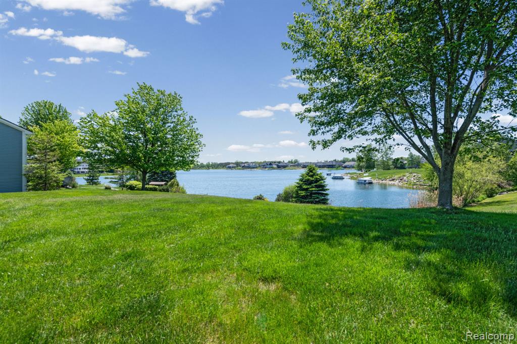 840 Cross Circle, Oxford, MI 48371 — Photo 2