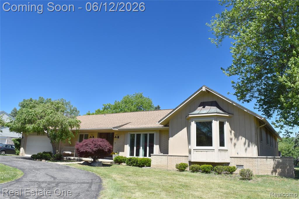5324 Greenbriar Drive, West Bloomfield, MI 48323 — front exterior