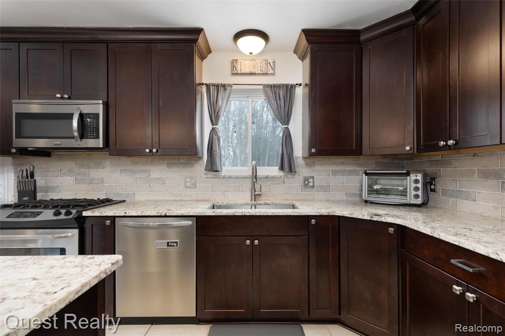 9580 Chaumont Drive, Commerce Twp, MI 48382 — Photo 5