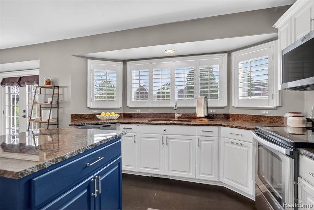 46582 Middle Brook Drive, Macomb, MI 48044 — Photo 11