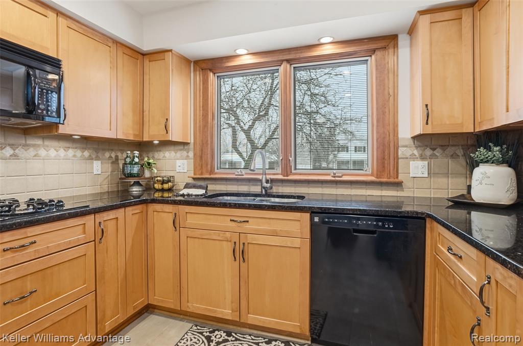 22846 Gilbar Street, Novi, MI — Photo 14