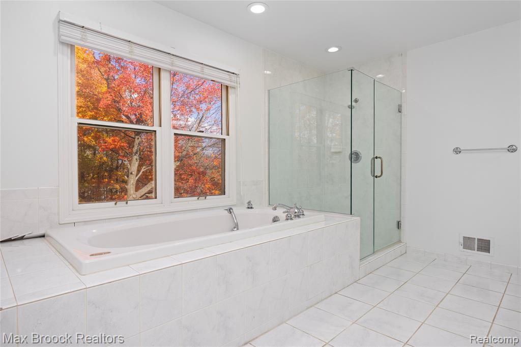 6986 Crosswell Drive, West Bloomfield, MI — Photo 43