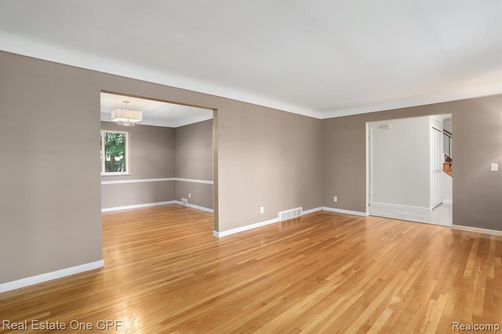 724 S ROSEDALE, Grosse Pointe Woods, MI 48236 — Photo 15