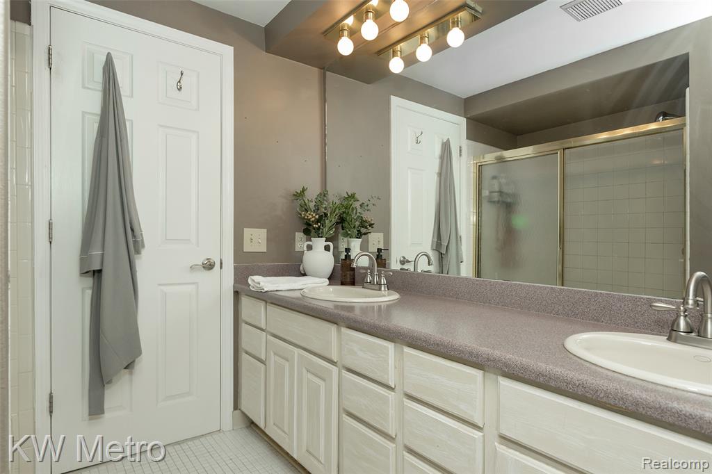 635 Timberline Drive, Rochester Hills, MI 48309 — Photo 34