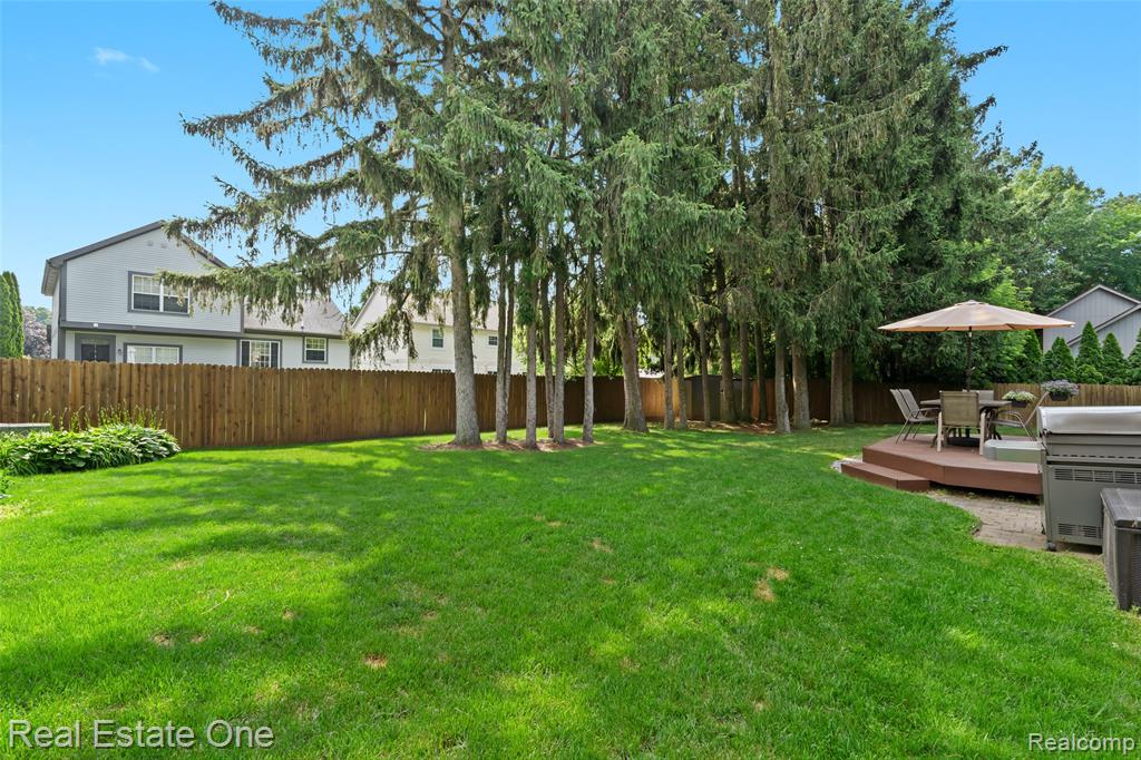 696 Estes Court, Waterford, MI 48327 — Photo 24