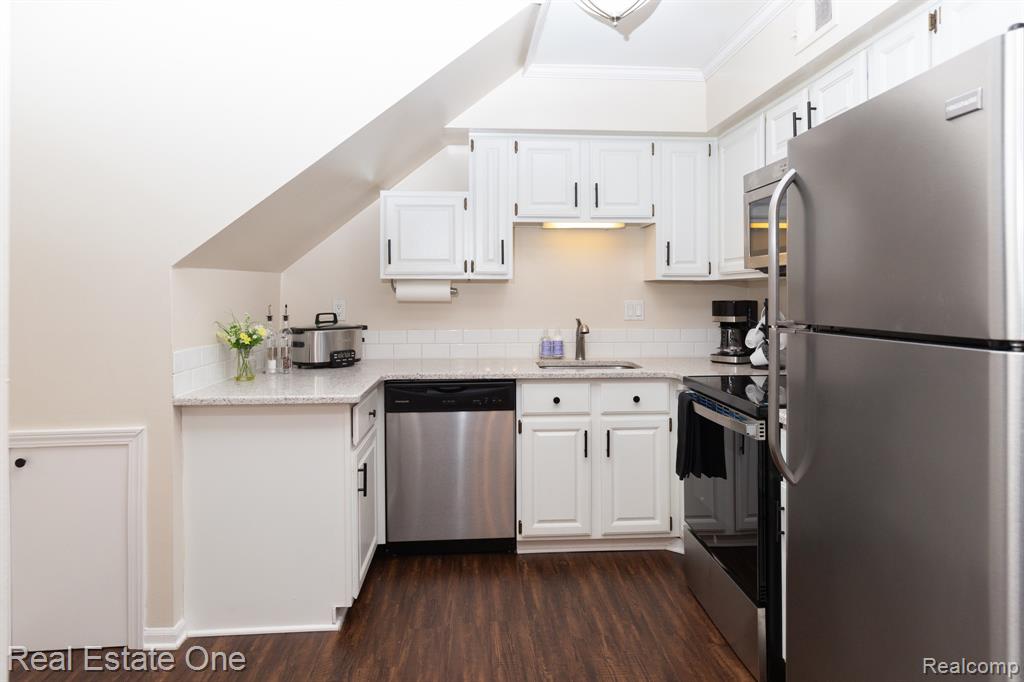 233 PINEWOOD Circle, Plymouth, MI 48170 — Photo 13