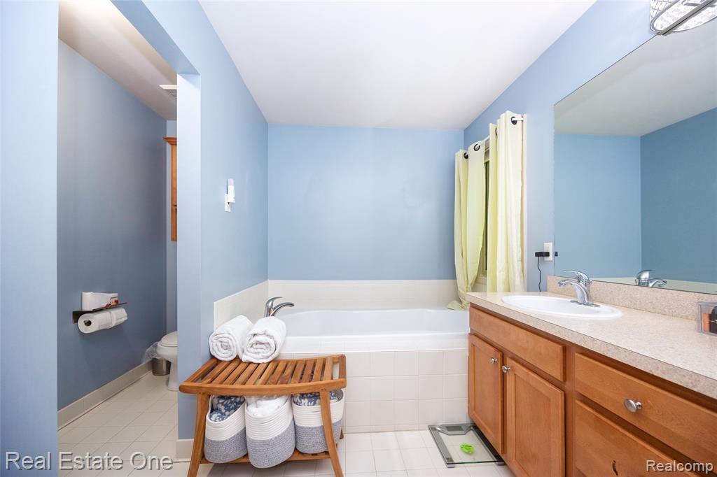 3481 Castlewood Court, Wixom, MI — Photo 48