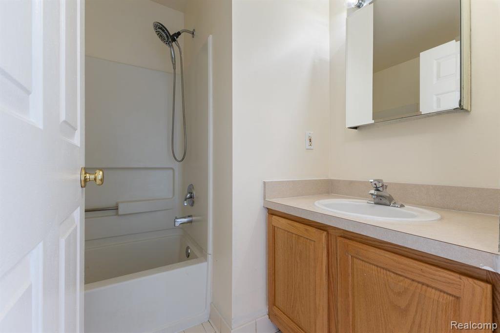 17036 FARMINGTON Road, Livonia, MI 48154 — Photo 19