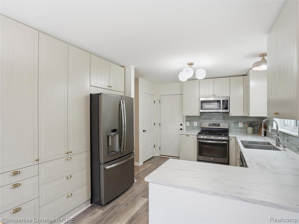 517 Cove View Drive, Waterford, MI 48327 — Photo 13