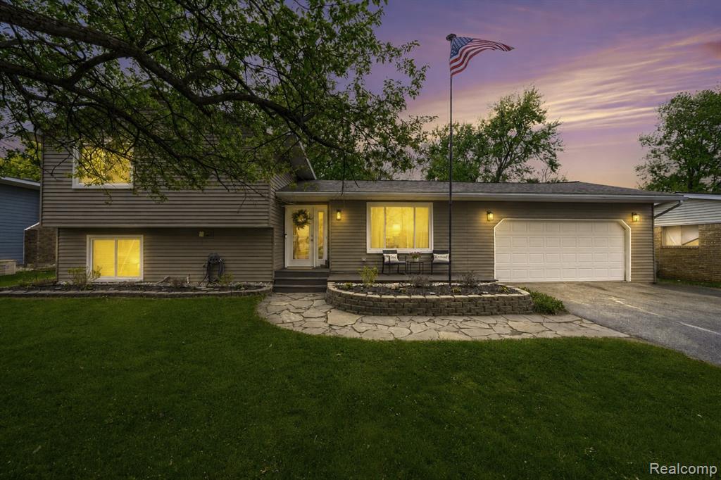 809 Holly Bush Drive, Holly, MI 48442 — front exterior