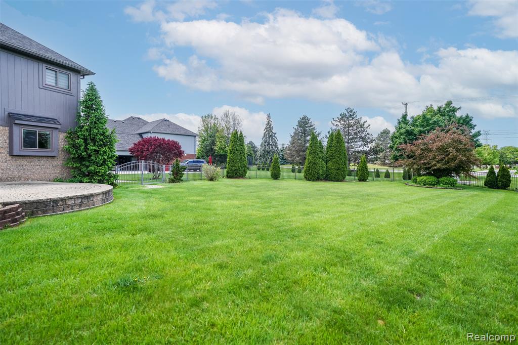 42105 Dorchester Court, Clinton Twp, MI 48038 — Photo 36