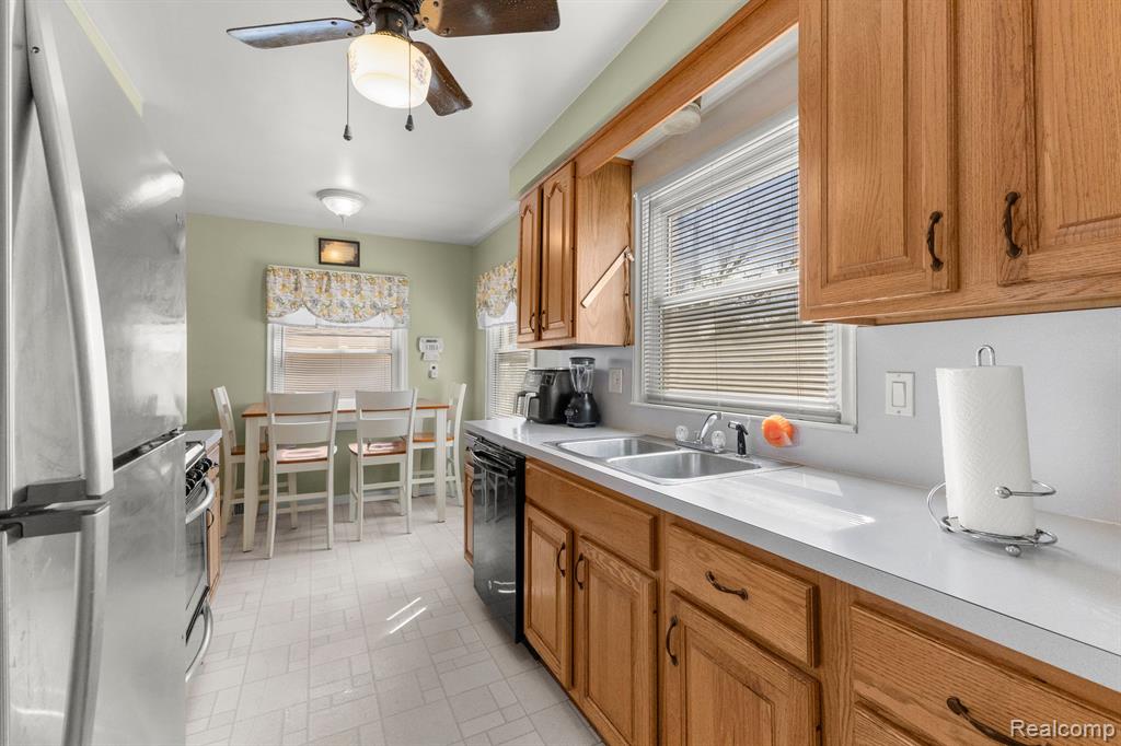 8246 LOCHDALE Street, Dearborn Heights, MI 48127 — Photo 11