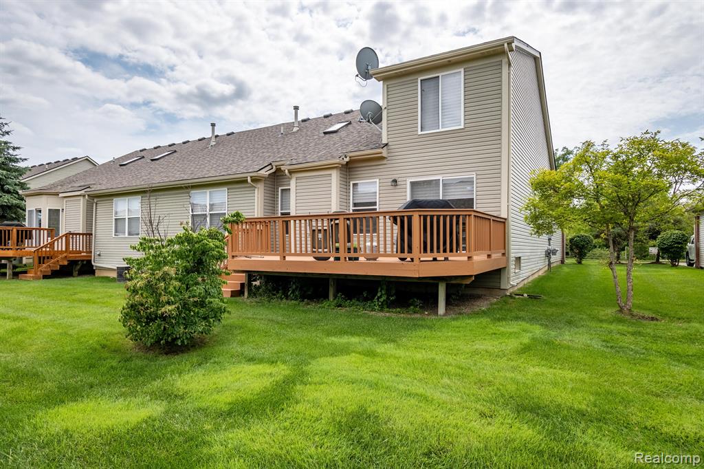 868 WOODHAVEN Drive, Commerce Twp, MI 48390 — Photo 2