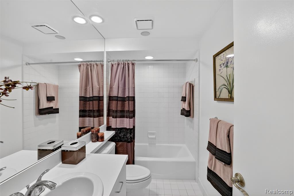 7328 Simsbury Drive, West Bloomfield, MI — Photo 31