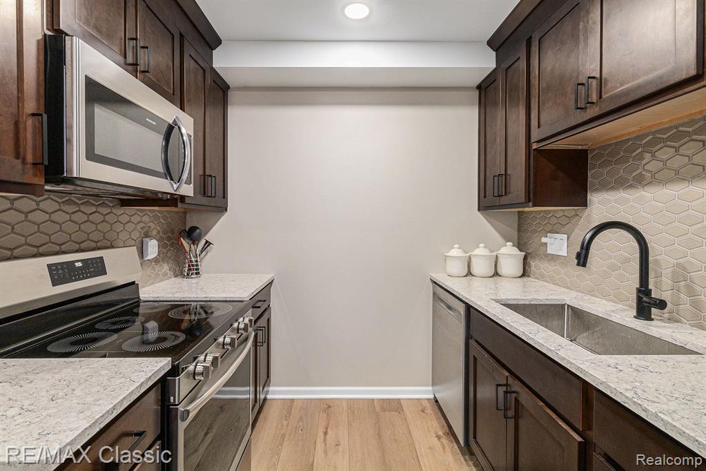 42173 OLD POND Circle, Plymouth, MI 48170 — Photo 15