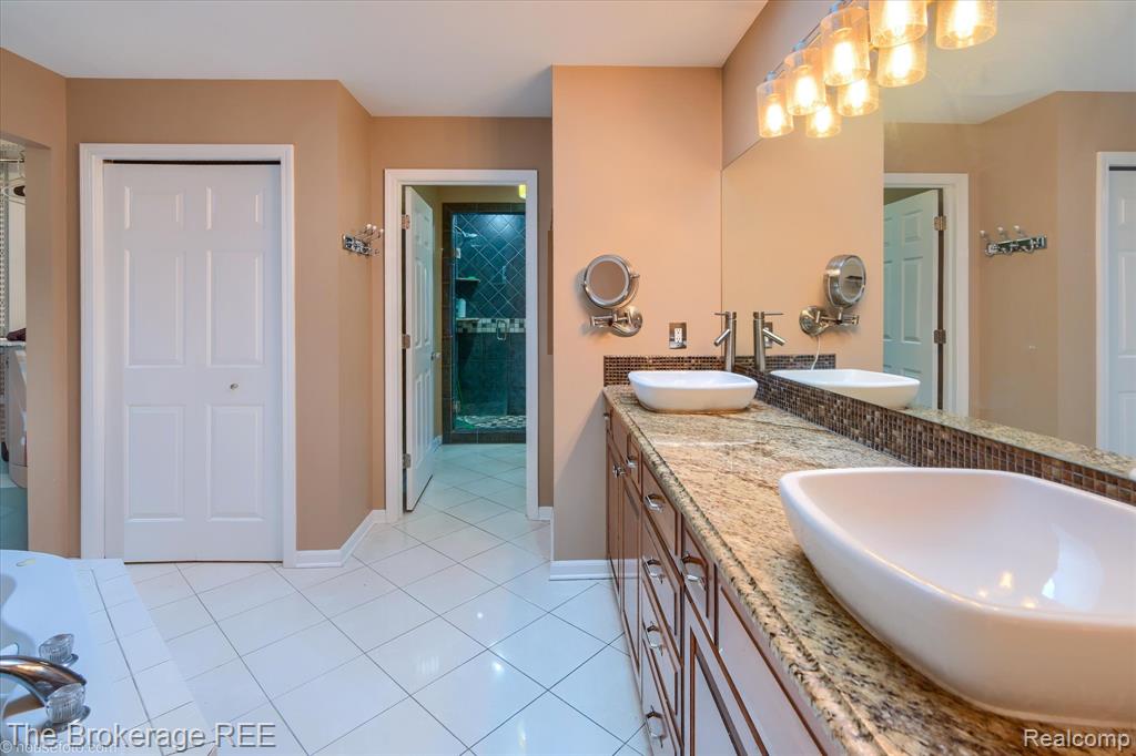 5239 Farmridge Lane, Grand Blanc, MI 48439 — Photo 36