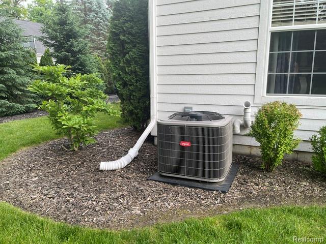 5827 Woodfield Parkway, Grand Blanc, MI 48439 — Photo 9