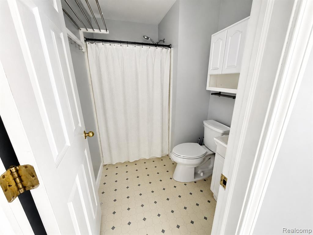 617 W Commerce Road, Walled Lake, MI 48382 — Photo 4