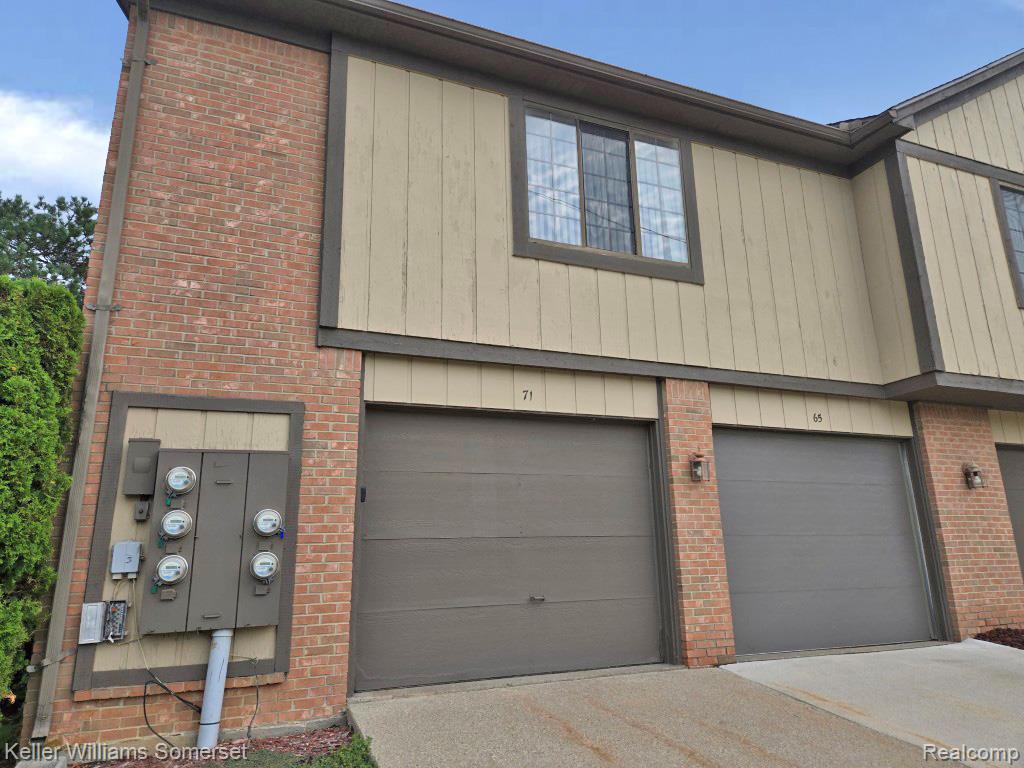 71 Meadow Wood Drive, Rochester Hills, MI 48307 — Photo 2