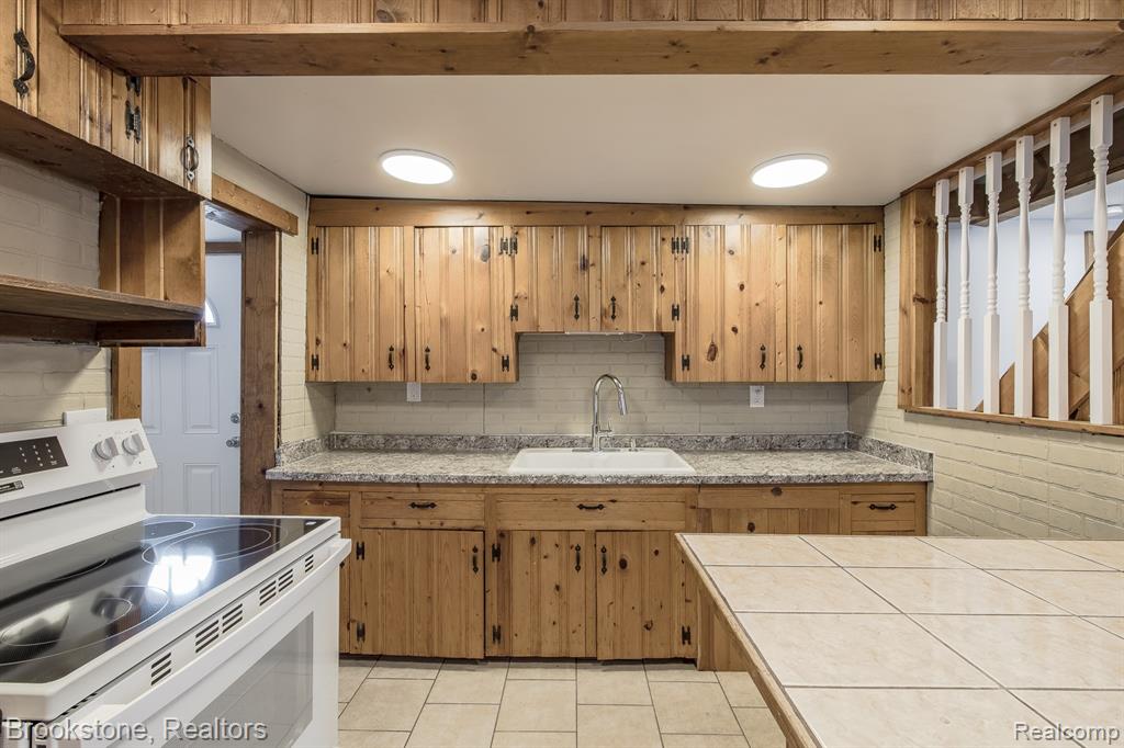 31 Heights Road, Lake Orion, MI 48362 — Photo 9