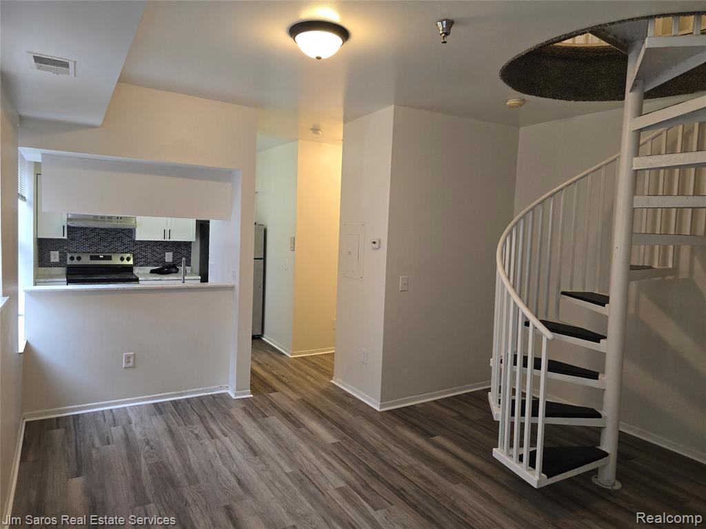 590 Parkview #202 Drive, Detroit, MI 48214 — Photo 10