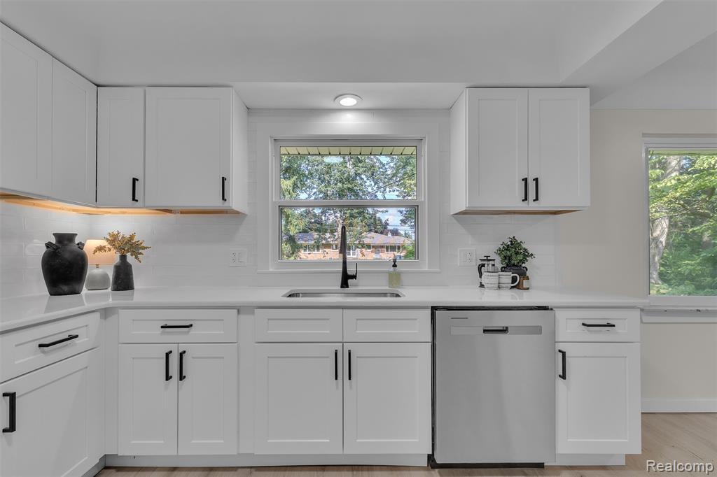 28720 Eldorado Pl, Lathrup Village, MI 48076 — Photo 20