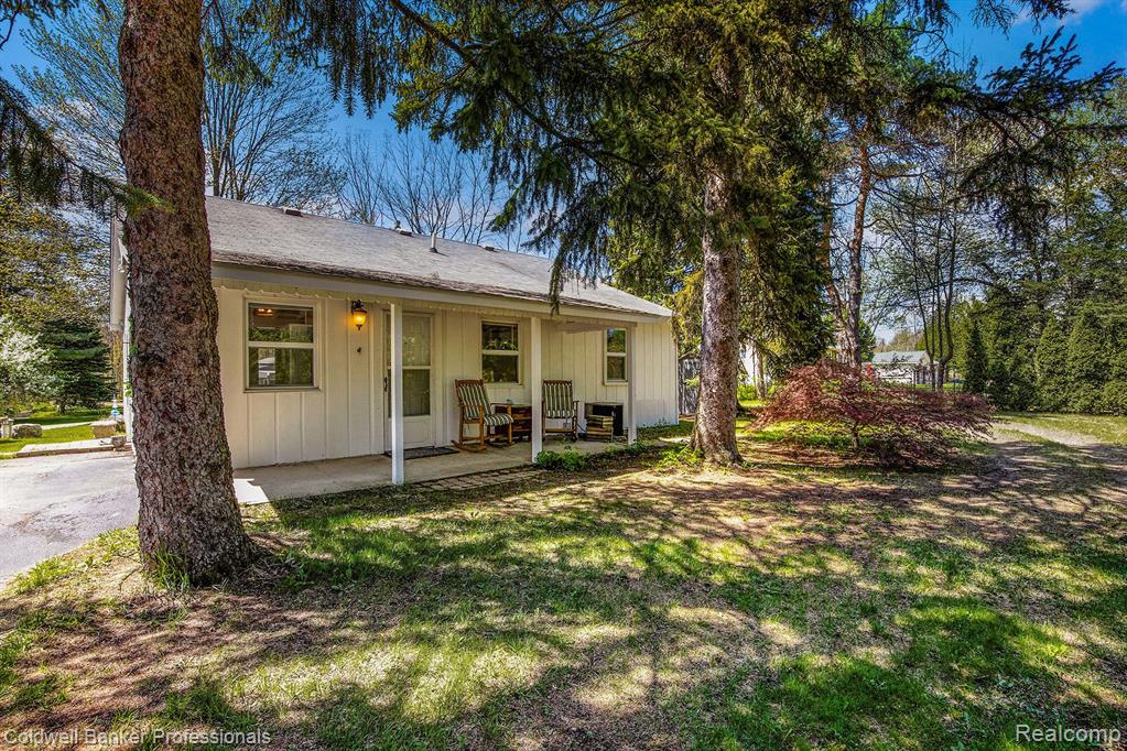 2574 S LAKE PLEASANT Road, Metamora, MI 48455 — Photo 2