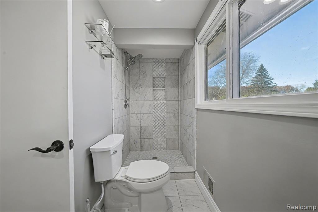 6940 Wing Lake Road, Bloomfield, MI 48301 — Photo 22