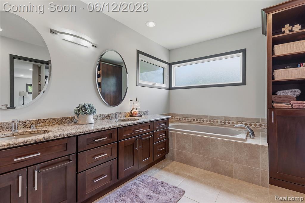 4057 Fox Lake Drive, Bloomfield Hills, MI 48302 — Photo 37