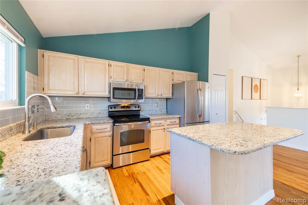 907 Huntclub Boulevard, Auburn Hills, MI 48326 — Photo 13