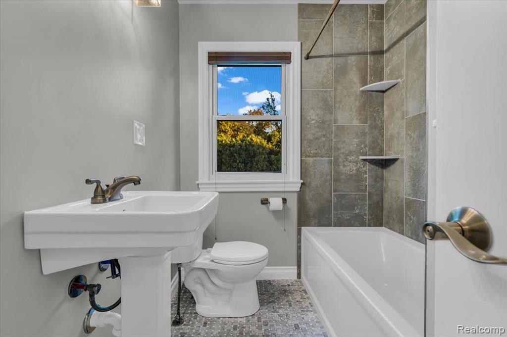912 Woodsboro Drive, Royal Oak, MI 48067 — Photo 16
