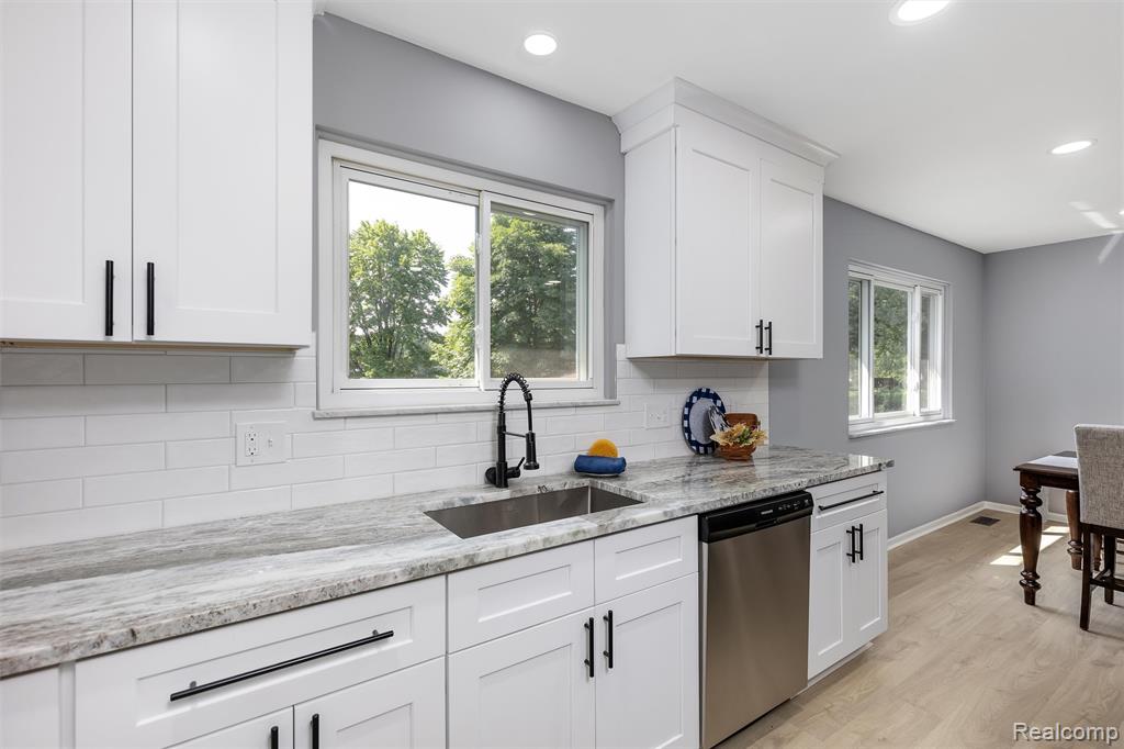 9844 Klais Court, Clarkston, MI 48348 — Photo 21