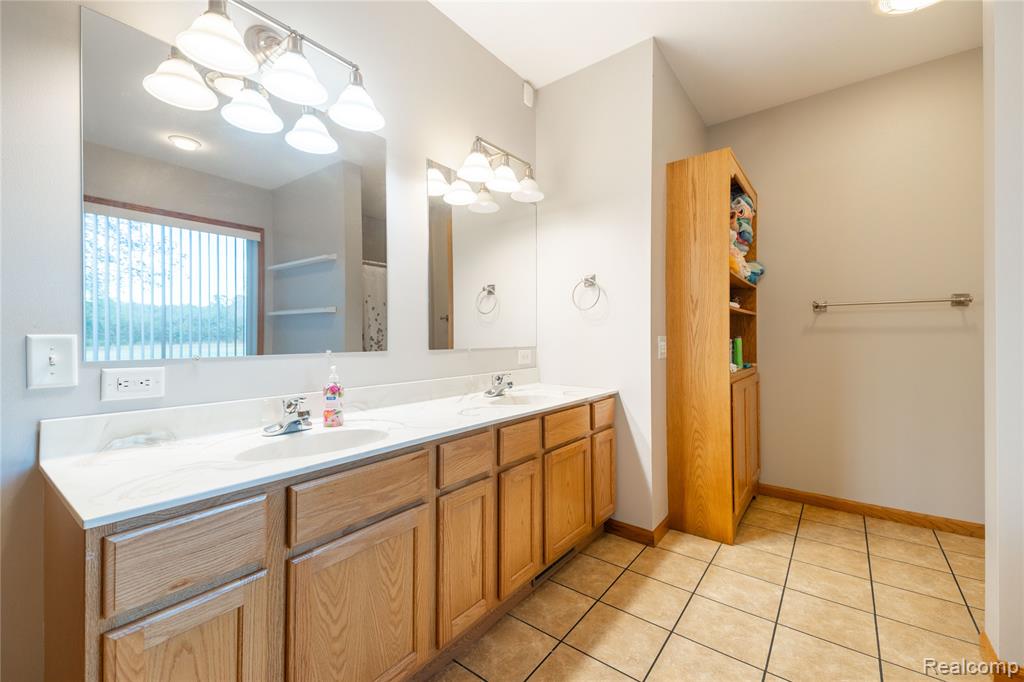 28101 Elwell Road, Belleville, MI 48111 — Photo 15