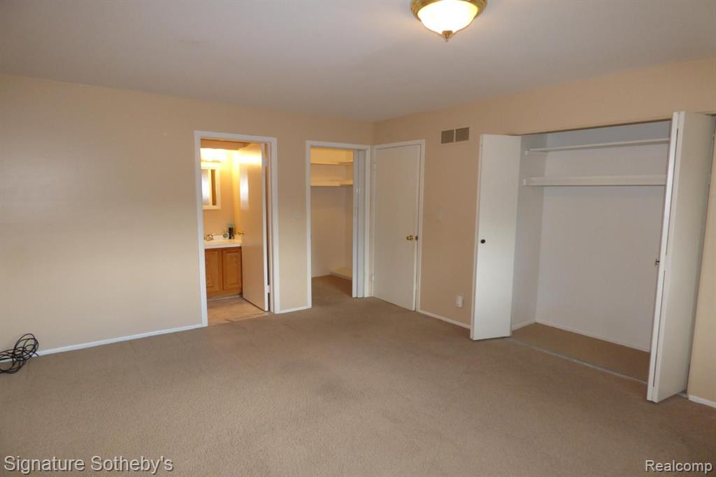 640 E FOX HILLS Drive, Bloomfield Hills, MI 48304 — Photo 13