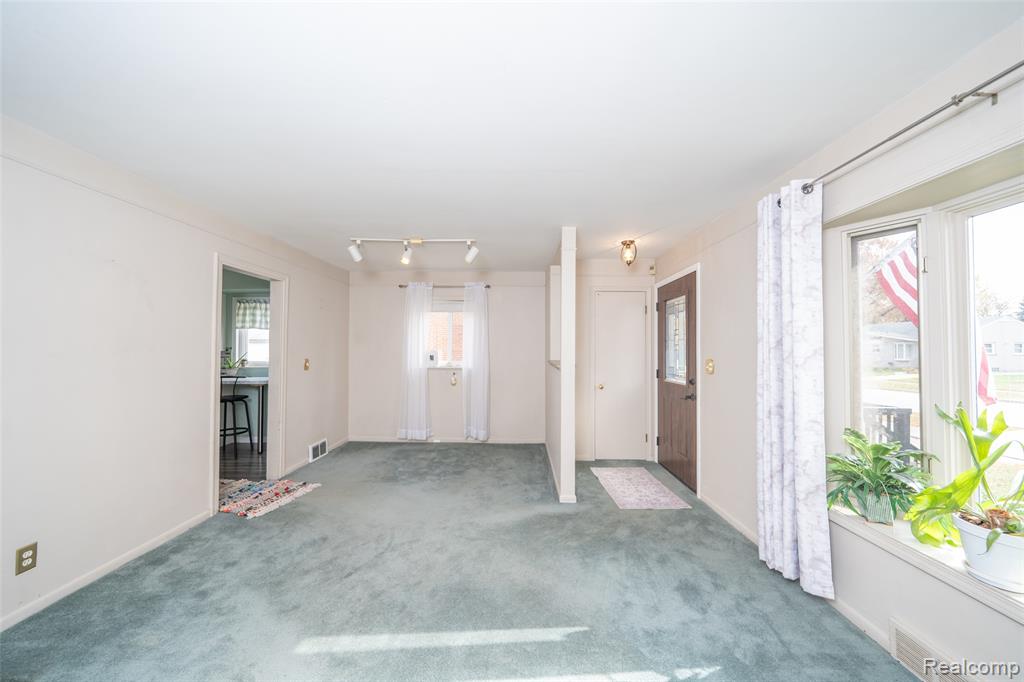 5247 Lyons Circle S, Warren, MI 48092 — Photo 11