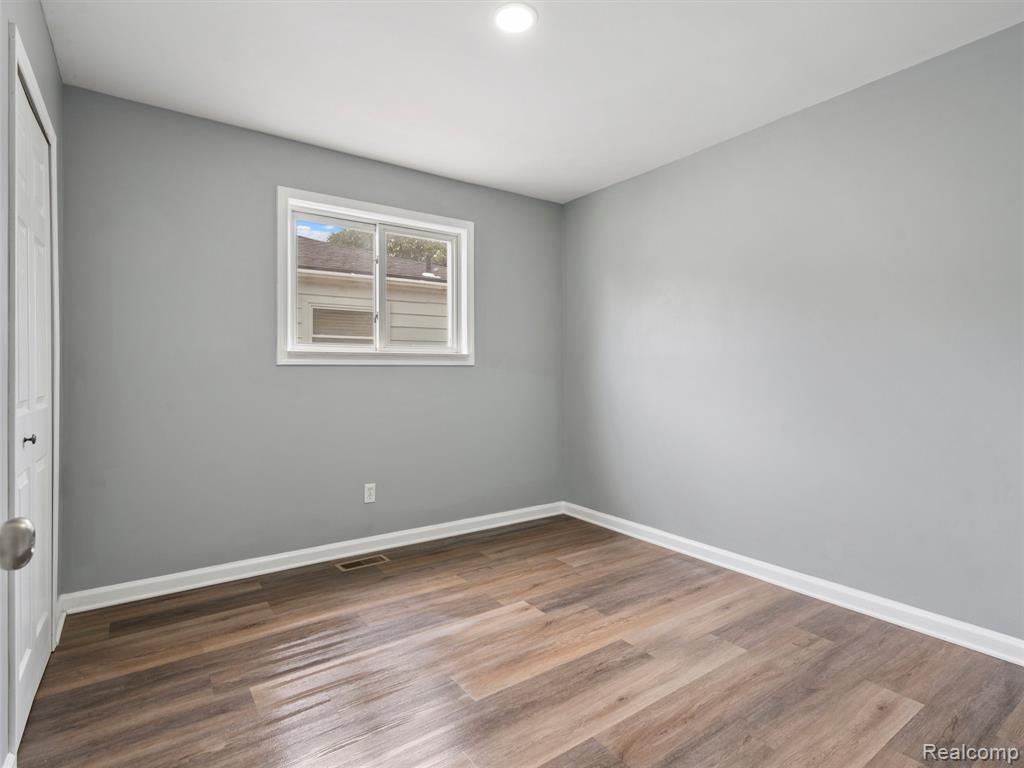 396 W PEARL Avenue, Hazel Park, MI 48030 — Photo 11