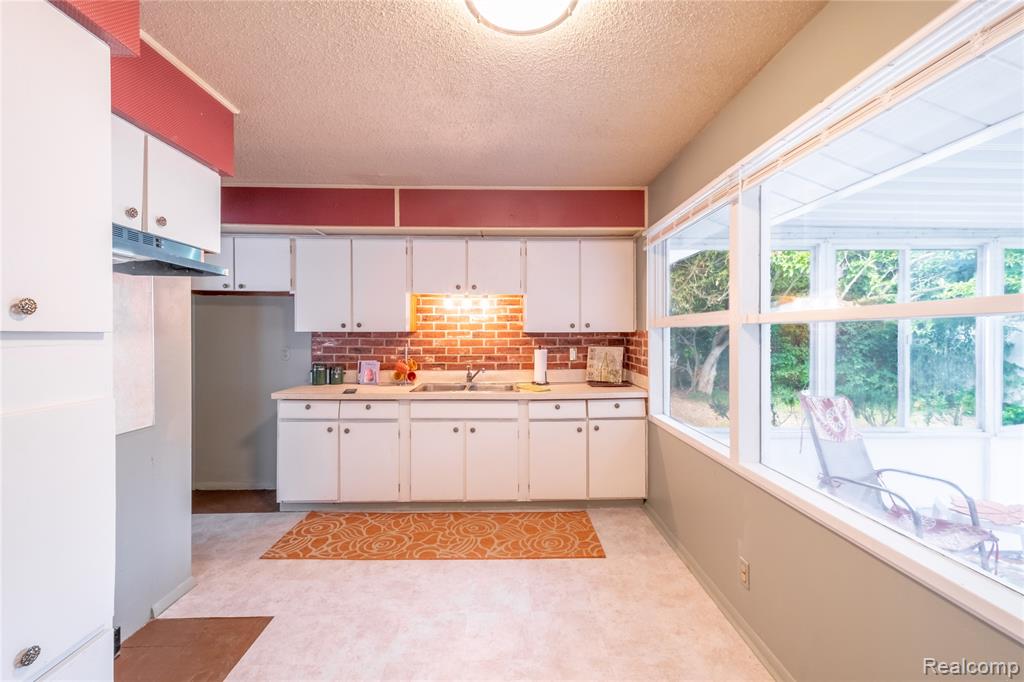 1814 Carmanbrook Parkway, Flint, MI 48507 — Photo 7